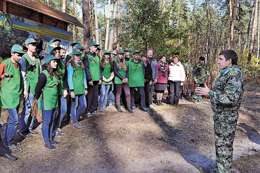 Останні настанови школярам під час акції «Посади ліс» від Олександра Дзюбенка. Фото з сайту lis.ck.ua